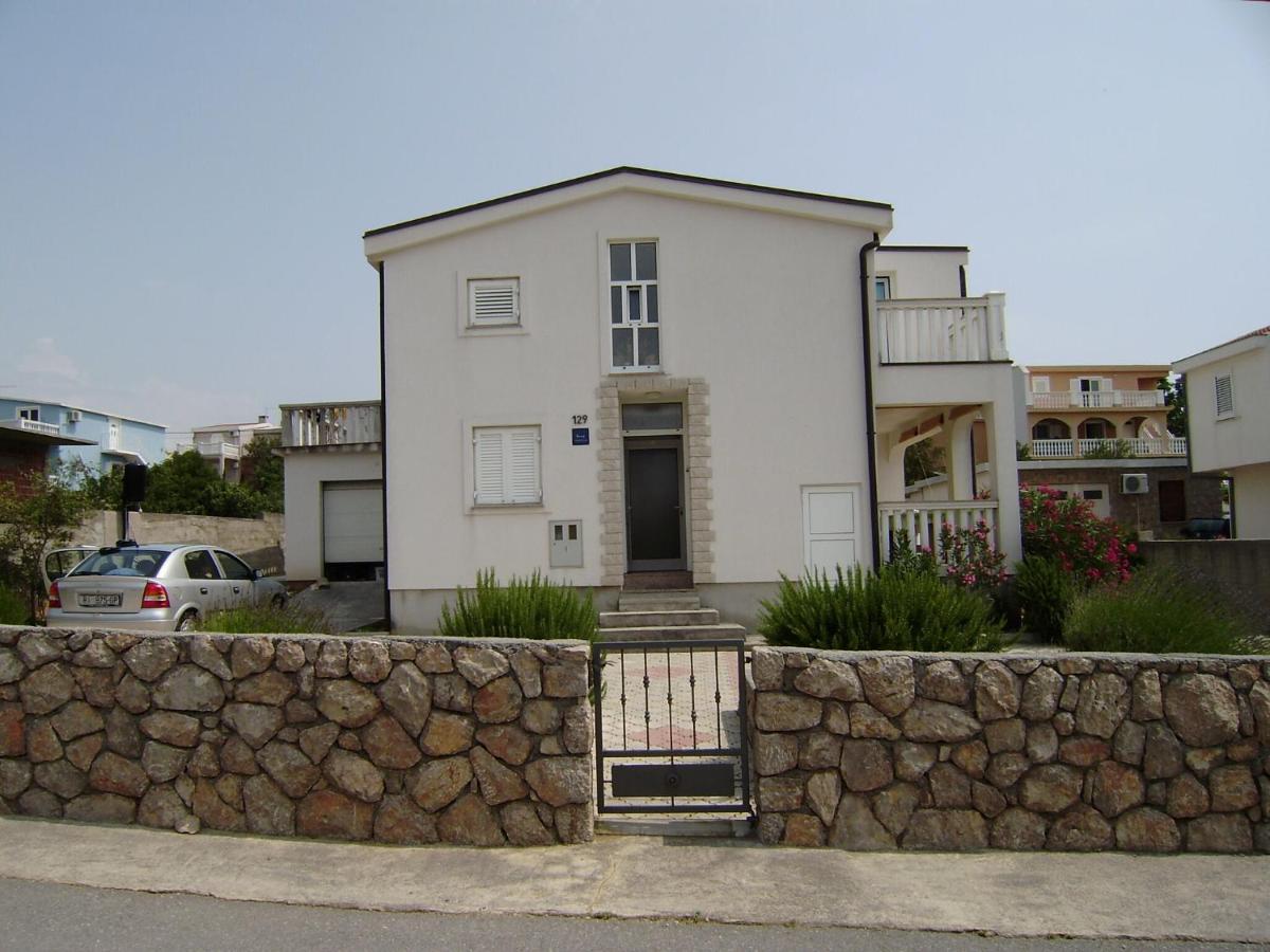 Apartments Mirela Karlobag Exterior photo