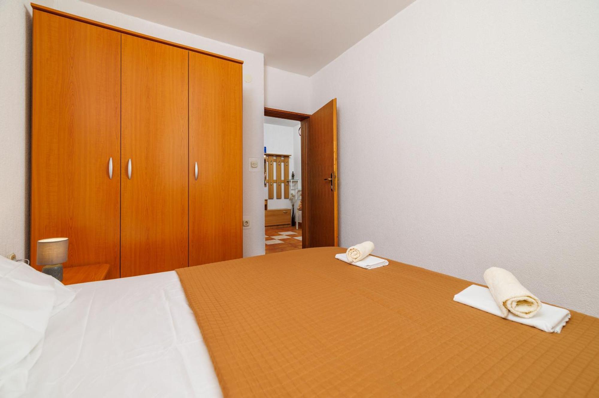 Apartments Mirela Karlobag Exterior photo