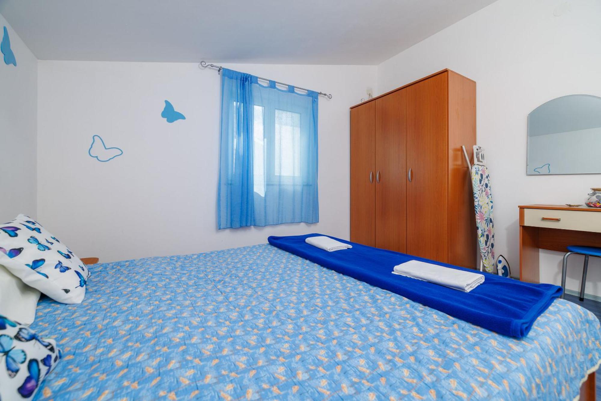 Apartments Mirela Karlobag Exterior photo